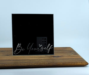 Personalisierte Spiegelfliese mit Gravur – optional mit LED-Sockel (15 × 15 cm)