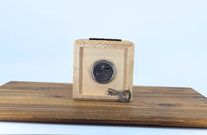 Personalisierte Spardose aus Holz mit Metallschloss