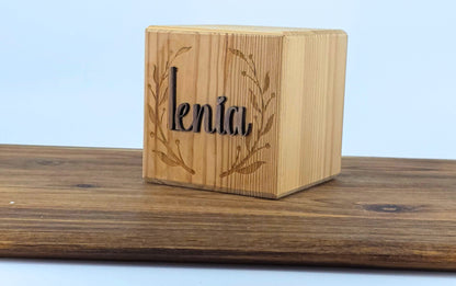 Personalisierte Spardose aus Holz mit Metallschloss